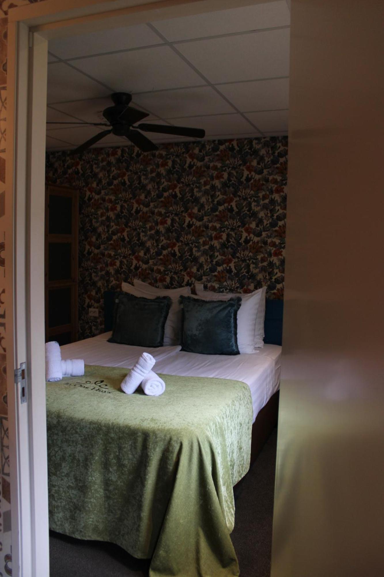 Hotel West Inn Hippolytushoef Bagian luar foto